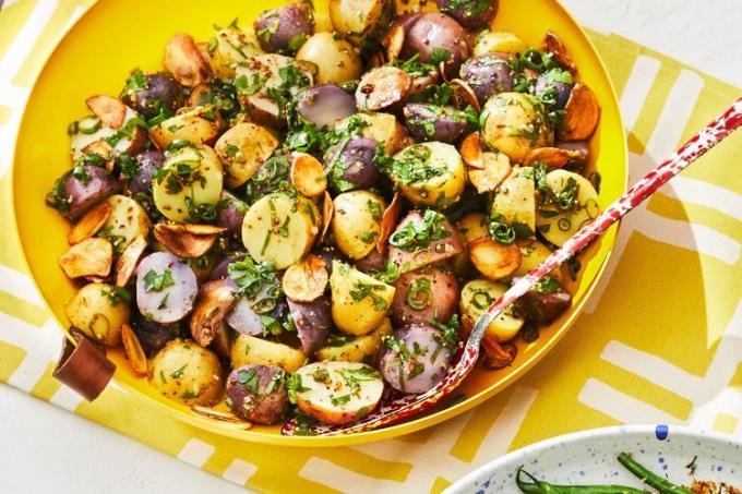Salată de cartofi cu usturoi și ierburi