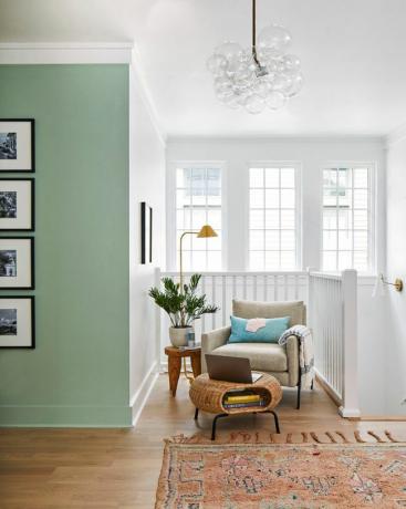 Marketing Real Simple Home 2022 Aterizare la etajul 2, vopsea verde pe peretele de accent cu scaun și pouf